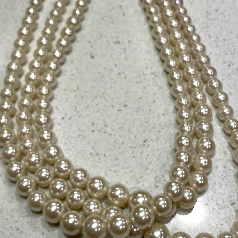Tri- Layered Lightweight Pearl Necklace 💋 - Picture 8 of 16